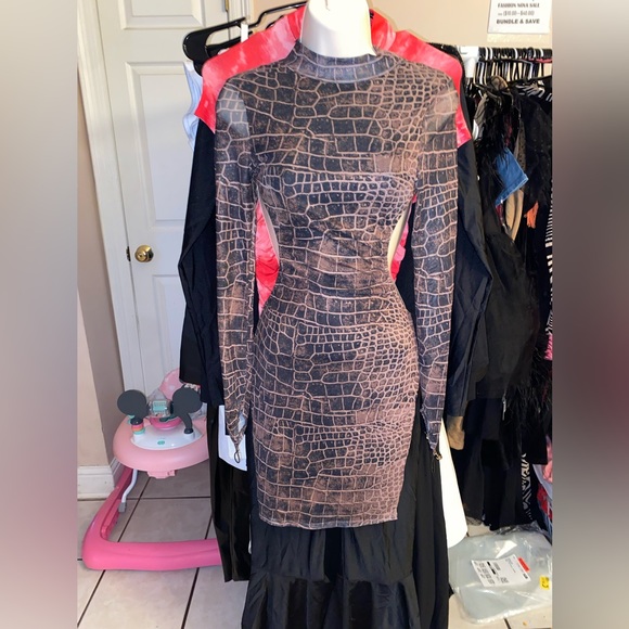 Beautiful sides Out NWT fashionnova Sexy Dress Mini Longsleeves - Picture 4 of 6